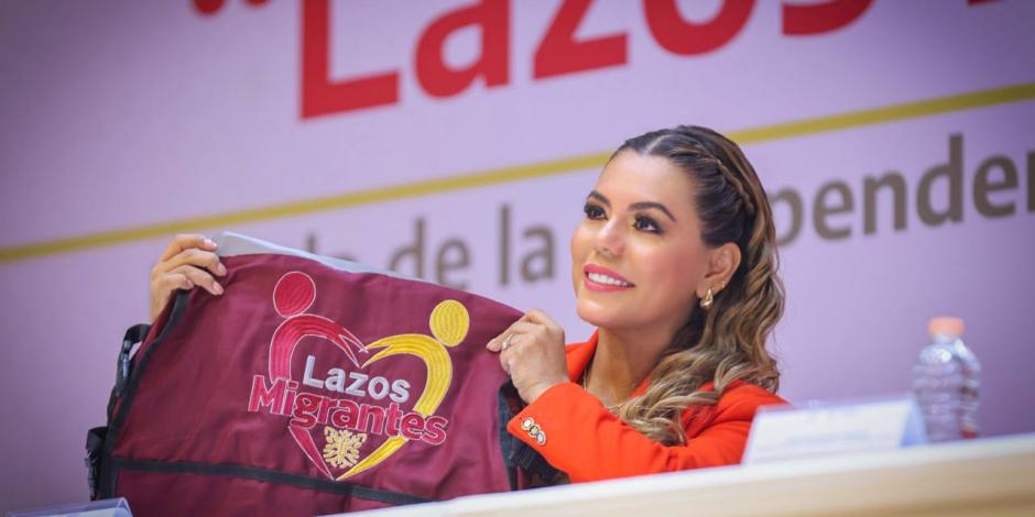 La gobernadora Evelyn Salgado entrega visas a adultos mayores en un emotivo evento en Iguala.