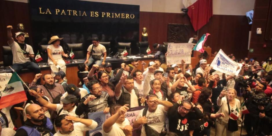 Manifestantes irrumpieron y tomaron las instalaciones del Senado.