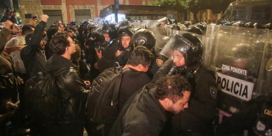 Manifestantes intentan otro portazo en Casona de Xicoténcatl y policías los repliegan con gas.