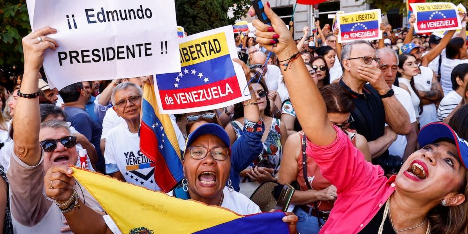 Exiliados protestan contra el régimen y apoyan a Edmundo González, ayer.