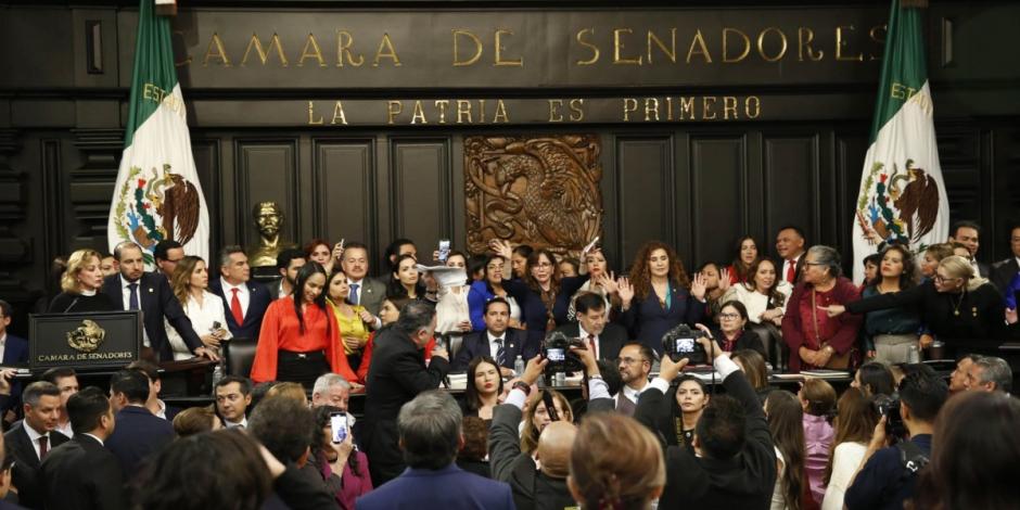 Tribuna en la Vieja Casona de Xicoténcatl, sede alterna para discutir la Reforma Judicial.