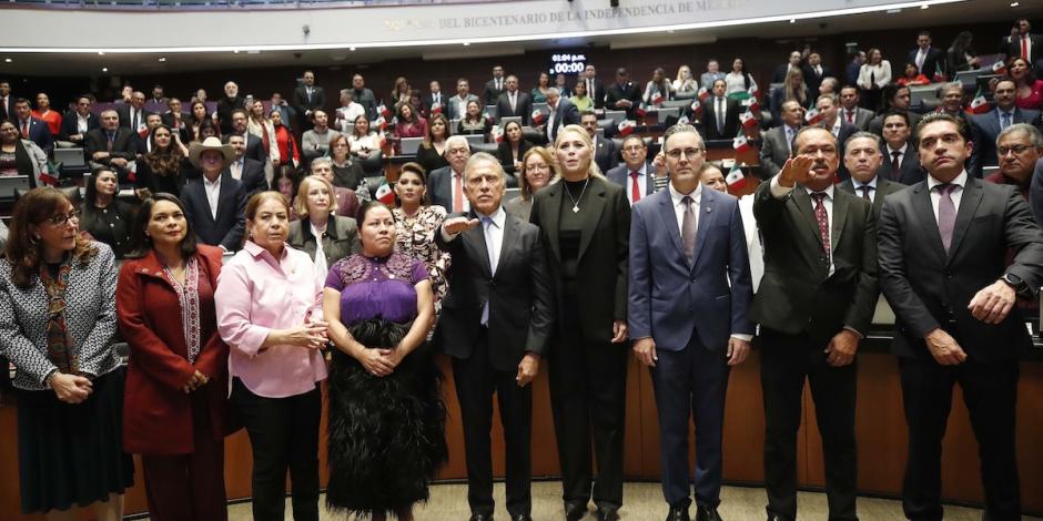 Miguel Ángel Yunes Linares (centro) toma protesta como suplente de su hijo, ayer.