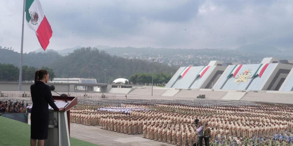 Claudia Sheinbaum, ayer frente a las Fuerzas Armadas.