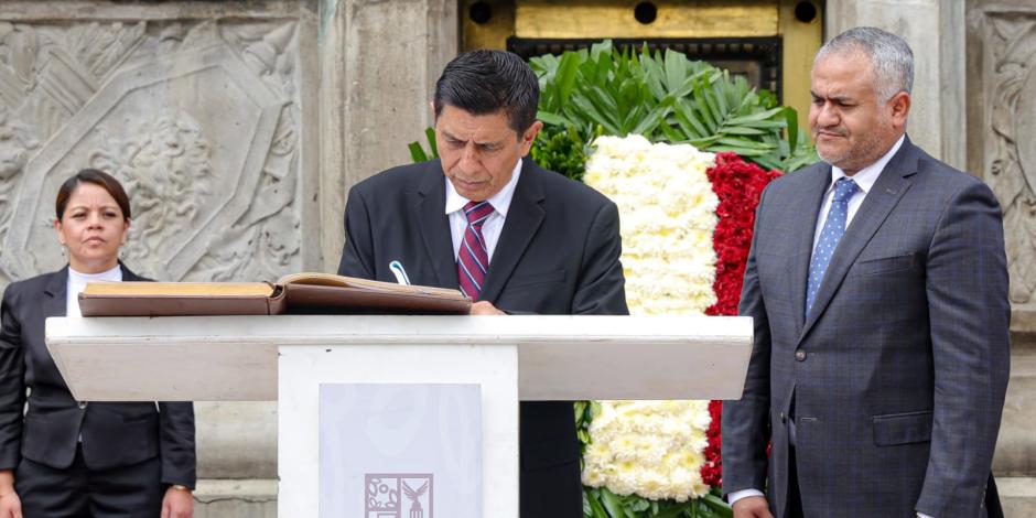 Salomón Jara, gobernador de Oaxaca (izquierda).