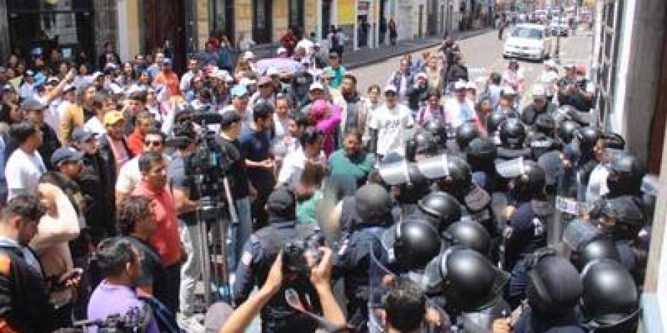 Protestas este miércoles en el Congreso de Puebla.