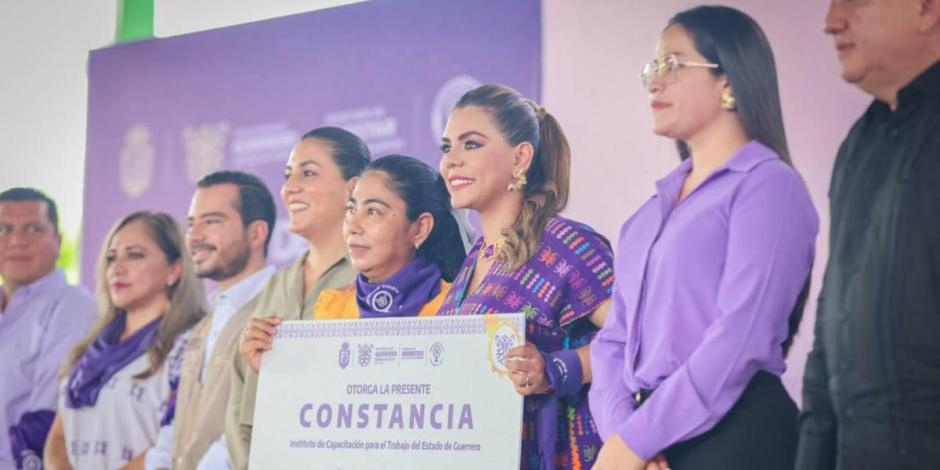 Evelyn Salgado entrega mil 267 certificados y constancias de capacitación a mujeres.