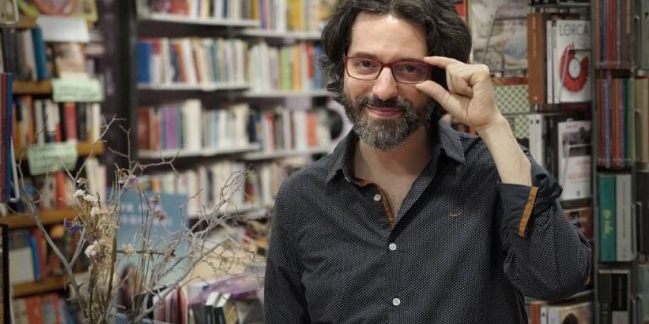 El autor, en una foto promocional del libro.