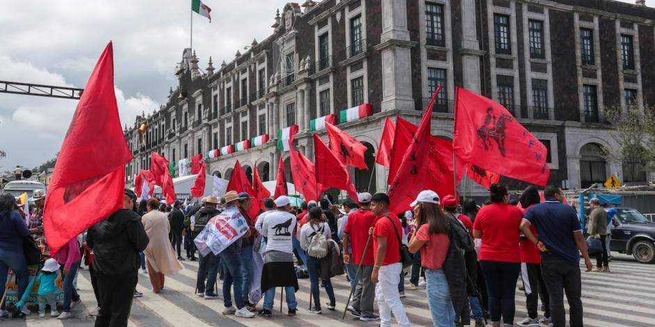 En Toluca, Edomex, maestros de la CNTE marcharon ayer por mejoras educativas.