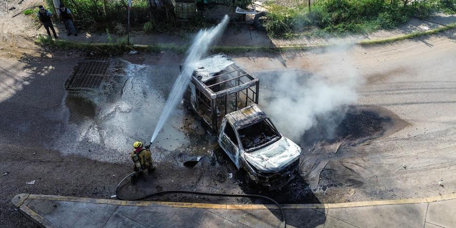 Uno de los vehículos incendiados, ayer en Culiacán.