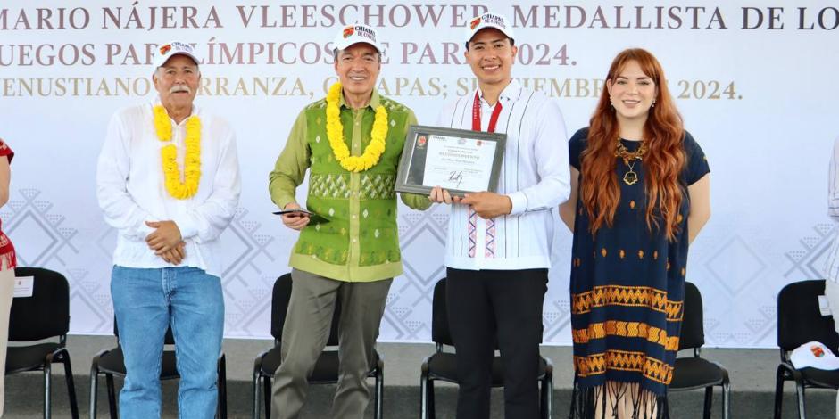 Rutilio Escandón devela placa en honor al medallista Luis Mario Nájera.