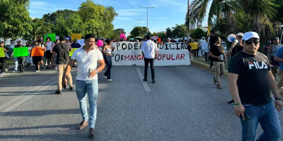 Jóvenes universitarios de Quintana Roo celebran aprobación de reforma judicial.