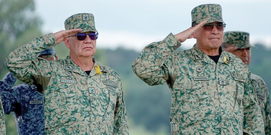 Ricardo Trevilla, próximo secretario de la Defensa Nacional (izq.), y Luis Cresencio Sandoval, actual titular, ayer.