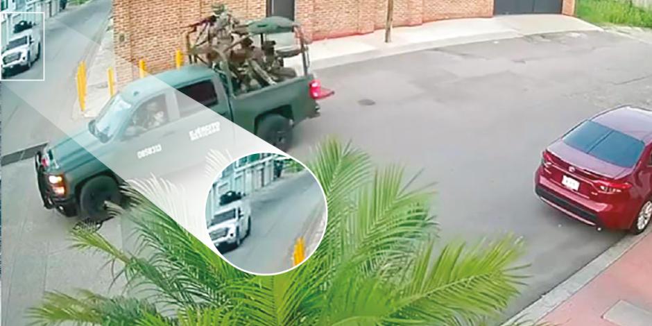 Un vehículo del Ejército, segundos antes de encontrarse con una camioneta tripulada por hombres armados en Culiacán, ayer.