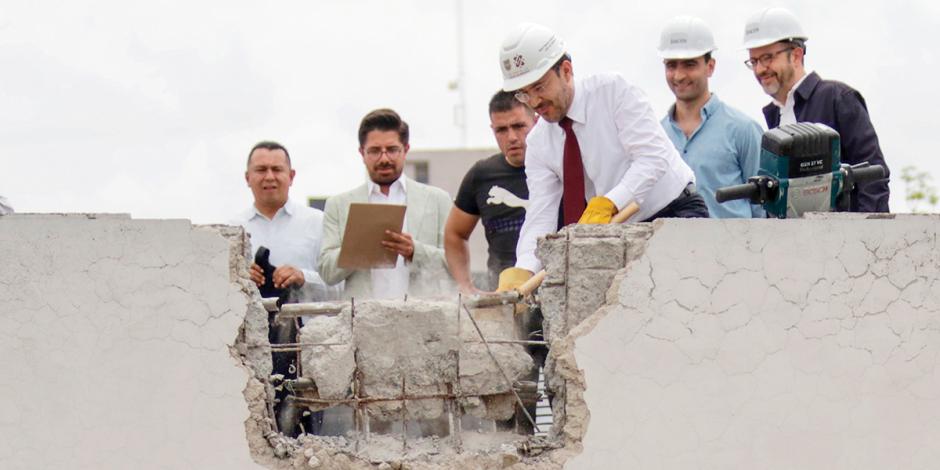 Martí Batres al iniciar las labores para los apartamentos, ayer.