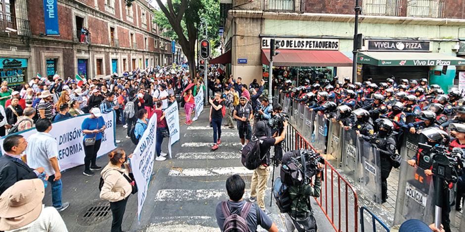 Trabajadores del PJ se manifestaron en contra de la reforma en calles de la capital, ayer.