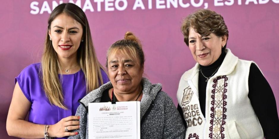 Delfina Gómez entrega 600 certificados de tenencia de la tierra a mujeres rurales.