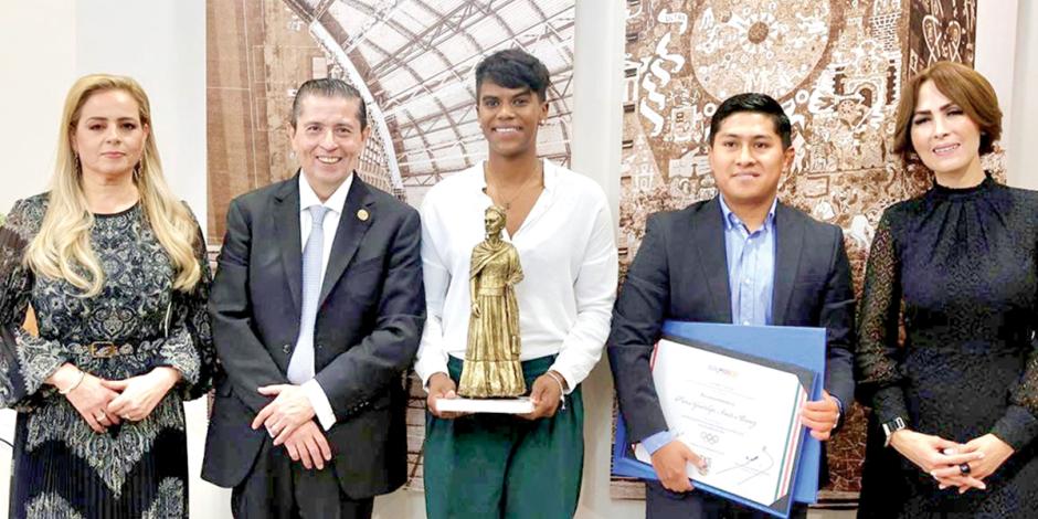 La judoca Prisca Awiti Alcaraz, flanqueada por el alcalde de Coyoacán (izq.) y su entrenador, ayer.