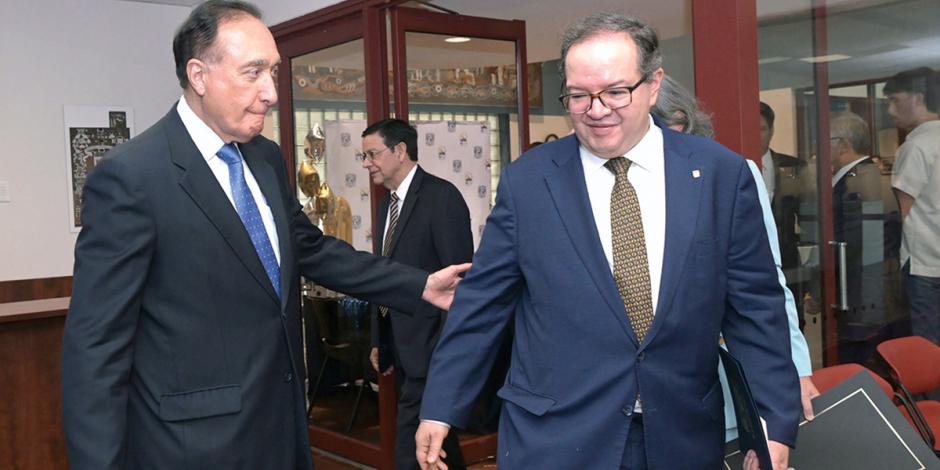 Henry Cisneros, exalcalde de San Antonio, Texas, y el rector Leonardo Lomelí Vanegas, previo a la ceremonia conmemorativa por los 80 años de la sede de la UNAM en Estados Unidos, ayer.