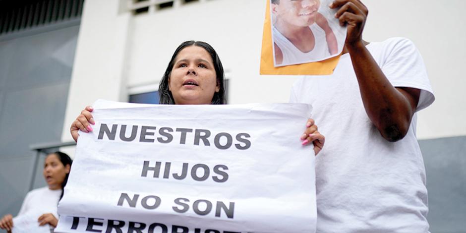 Familiares de detenidos por el régimen venezolano protestaron ayer, en Caracas, para exigir su liberación.