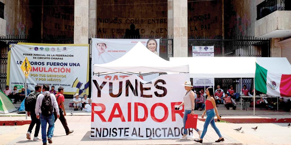 En Chiapas, trabajadores del PJ mantien plantón en el palacio d justicia del estado, ayer.