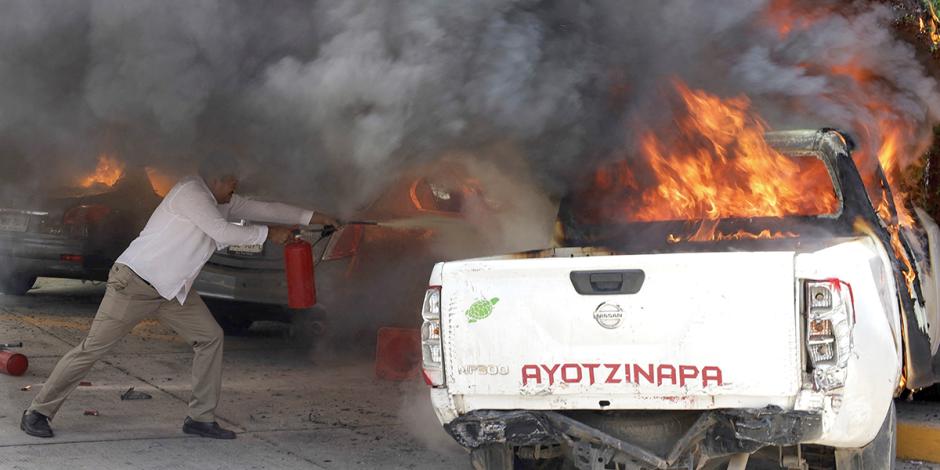 Normalistas queman, destrozan... en vísperas del 10º aniversario