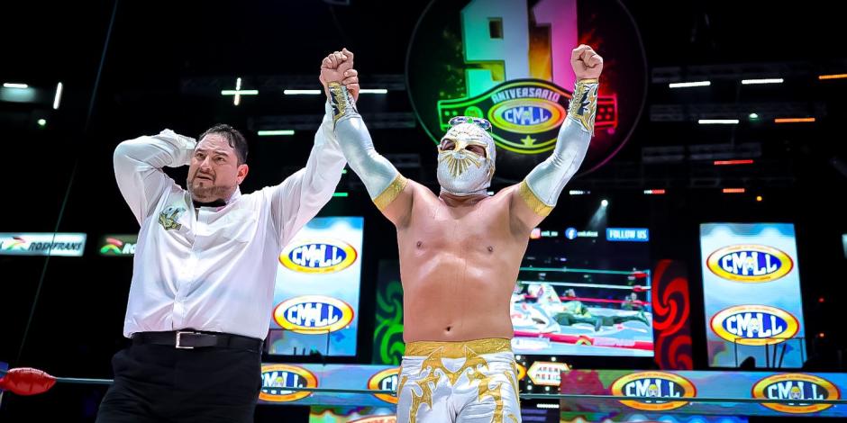 Místico celebra su victoria en la lucha estelar del 91 aniversario del CMLL.