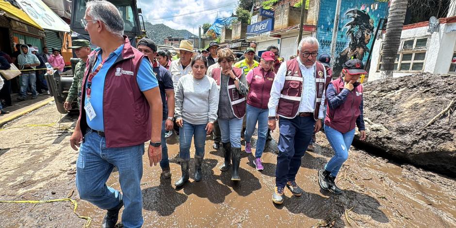 Delfina Gómez, gobernadora del Estado de México, supervisa labores de emergencia en Jilotzingo.