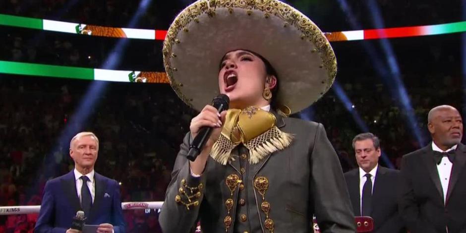 La nieta de Vicente Fernández entona el himno nacional.