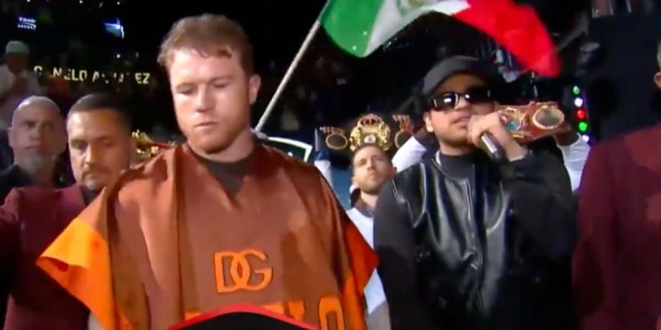 Canelo entra con Fuerza Regida.