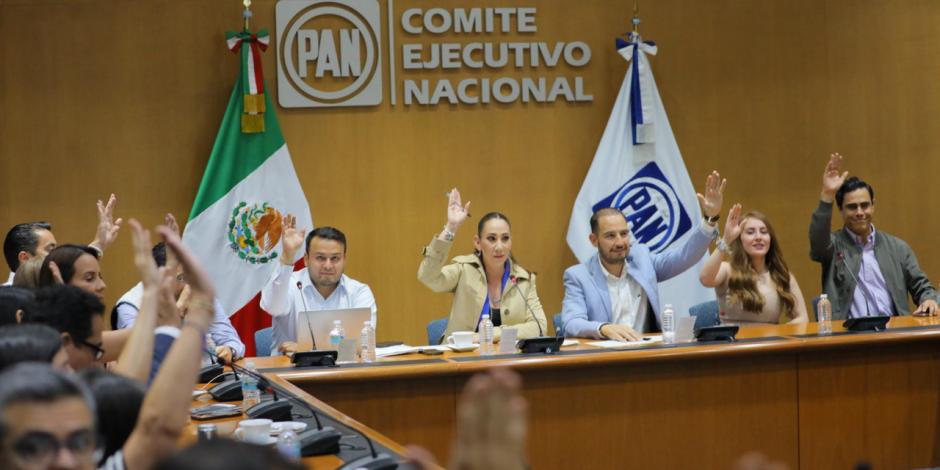 Marko Cortés (centro, der.) afirma que es necesario un cambio en el Partido.