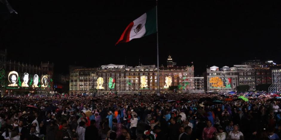 Miles de mexicanos se reúnen en el Zócalo de la CDMX para festejar el Grito de Independencia