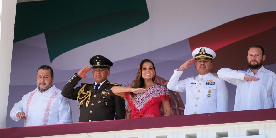 Mara Lezama Espinosa junto a familias locales en el desfile conmemorativo por la Independencia de México.