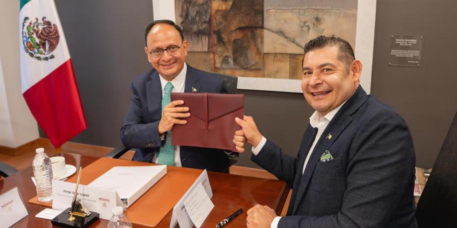 Alejandro Armenta durante su reunión clave con el cónsul de México en Nueva York, Jorge Islas, para establecer un convenio con CUNY.