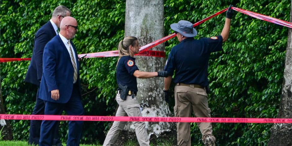 Agentes del FBI barren el campo de golf en busca de pistas sobre el atentado y el posible móvil, ayer.