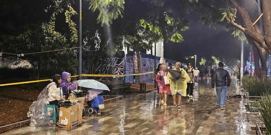 Capitalinos caminan en la Alameda Central, ayer, tras su reapertura.