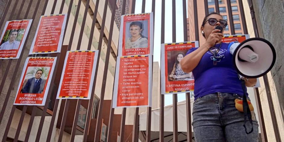 Integrantes de Unión de Madres Protectoras exhibieron, el pasado 11 de septiembre, en la CDMX, a jueces familiares que, dijeron, protegen a padres violentos y deudores.