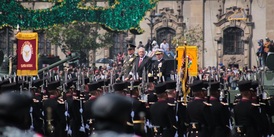 El Presidente Andrés Manuel López Obrador flanqueador por Luis Cresencio Sandoval, secretario la Defensa Nacional y Rafael Ojeda, secretario de Marina.