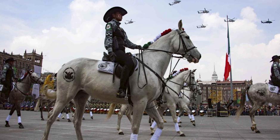 Participación de mujeres de la GN en la parada militar, ayer.