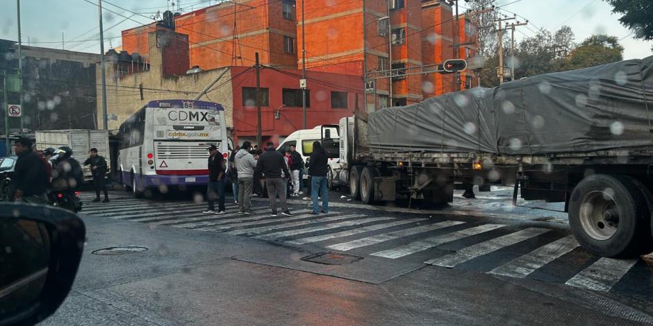 Fuerte accidente entre un camión de pasajeros y un trailer en la alcaldía Miguel Hidalgo