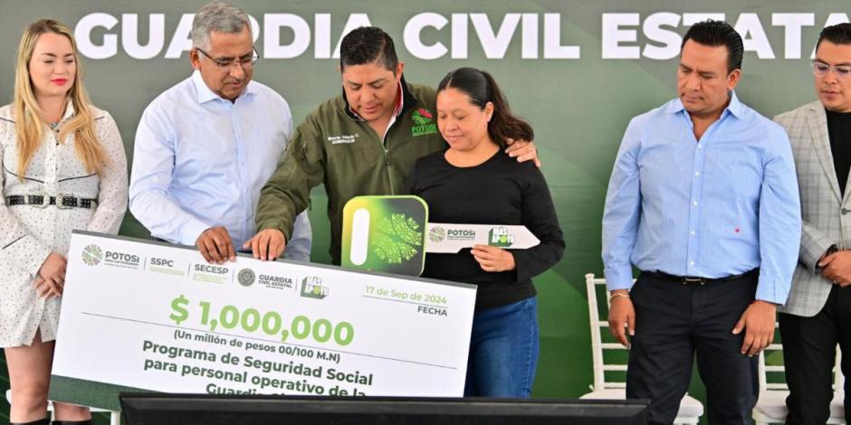 Ricardo Gallardo entrega seguridad social a personal operativo de la Guardia Civil Estatal.