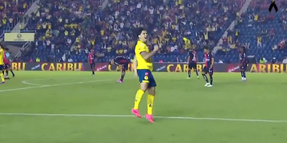 Víctor Dávila celebra su primer gol como delantero del América en la Liga MX.