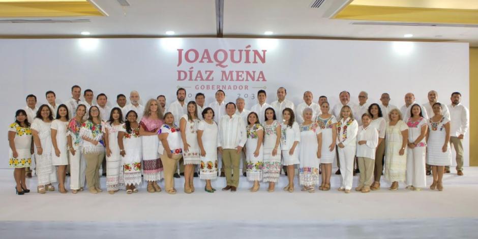 Joaquín Díaz Mena presenta a su gabinete ampliado en Yucatán.