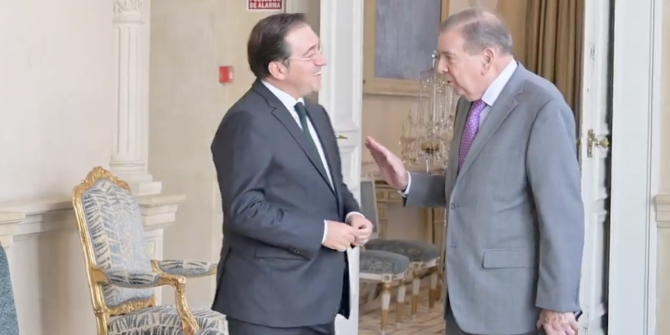 El líder opositor venezolano (der.), Edmundo González, dialoga ayer con el canciller español, José Manuel Albares.