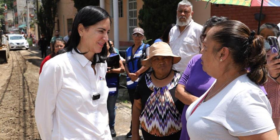 Lía Limpon con vecinos de Álvaro Obregón.