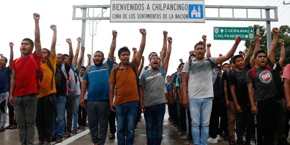 Protestan normalistas de Ayotzinapa y cierran autopista del Sol.