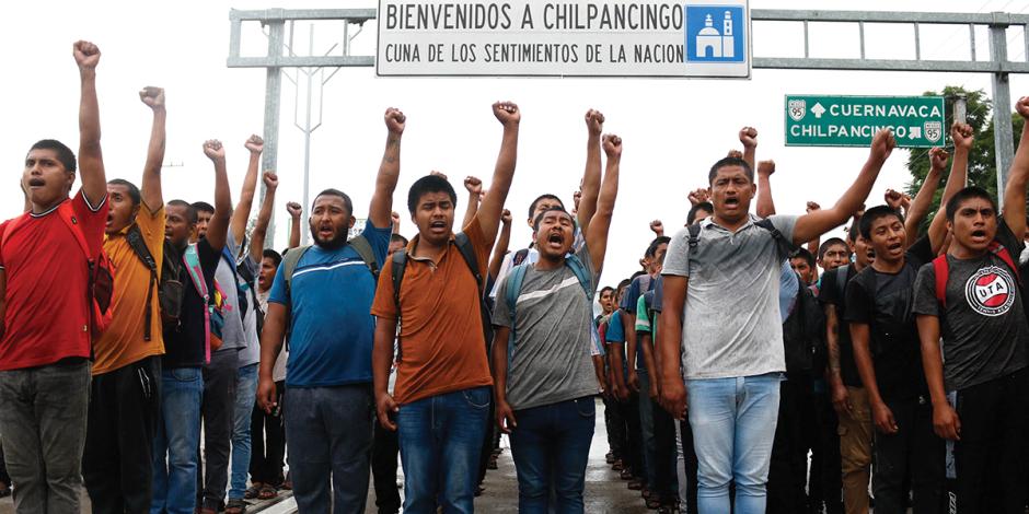 Estudiantes Normalistas de Ayotzinapa, ayer durante el bloqueo de la Autopista del Sol.