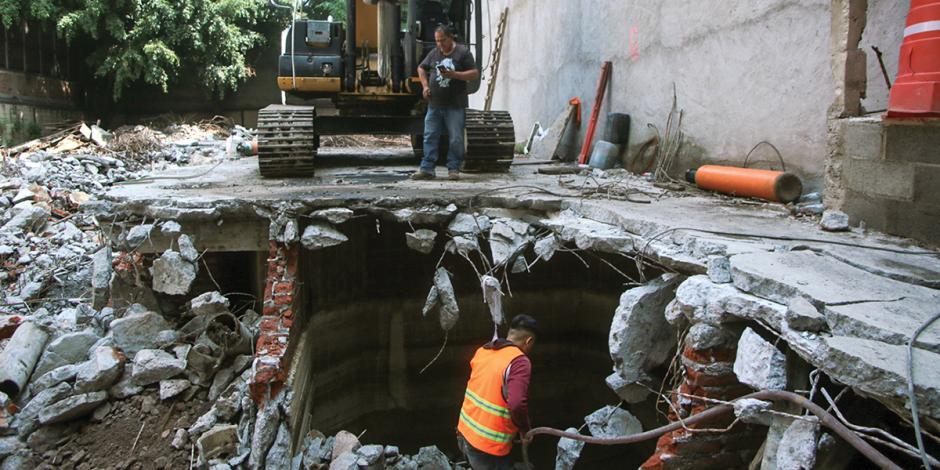 Predio en la calle Amsterdam donde trabajadores llevan a cabo obras, ayer.