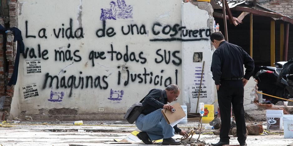 Peritos indagan zona donde había una fábrica de costureras, en 2017.