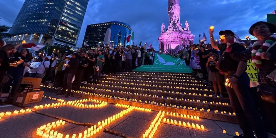 Trabajadores del Poder Judicial de la Federación (PJF) se congregaron en el Ángel de la Independencia para protestar de manera pacífica