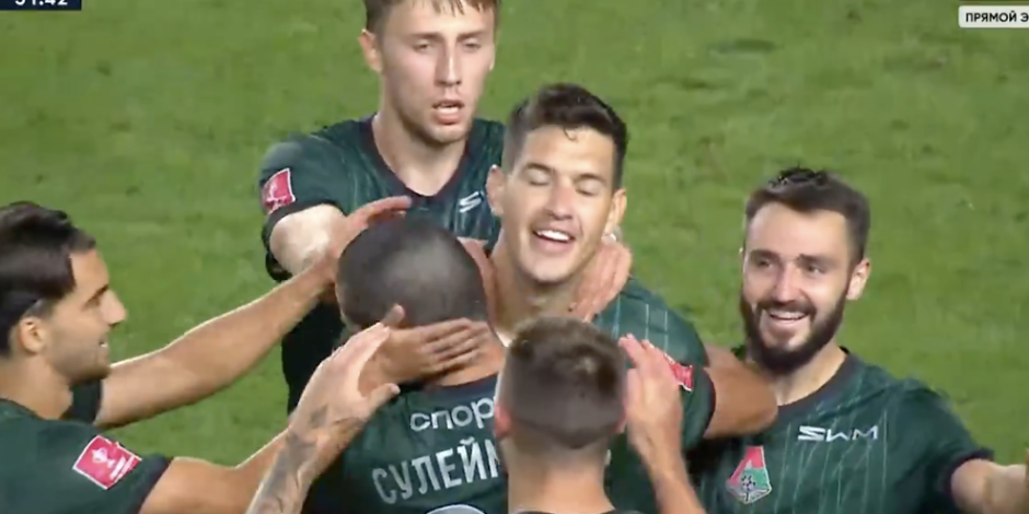 César Montes es felicitado por sus compañeros del Lokomotiv Moscú después de su gol en la Copa de Rusia.